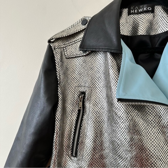 Kate Hewko-Metallic Fine Print Snake Skin Faux Cropped Moto Jacket (Large) - Picture 8 of 16